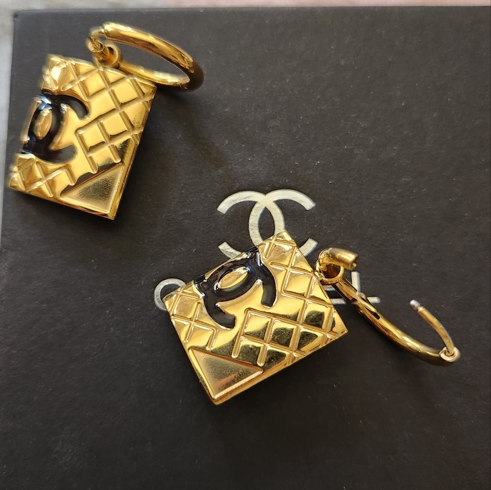 FASHION PEIRCED EARINGS.  ( PRODUCT NOT AFFILIATED WITH LOUIS-VUITTON ). - Picture 4 of 5